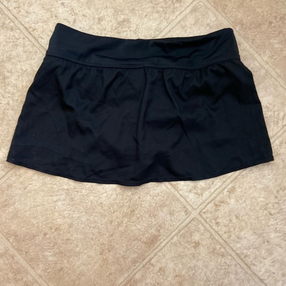 Nike skirt with built in shorts - Picture 2 of 3